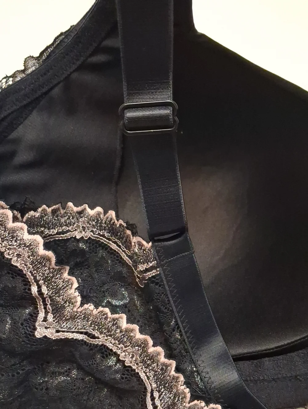 Breezies Size 44D Women's Black With Cream Lace-Trim Full Coverage WireFree Bra.